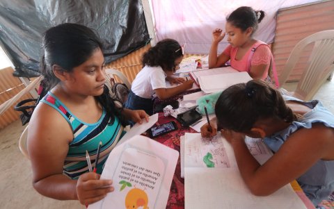 Los padres de familia se encargan de la educación de los niños en sus casas.