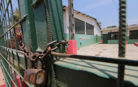 Las escuelas continúan con candados a la espera de la reapertura. Algunas reciben mantenimiento por parte de los padres de familia..