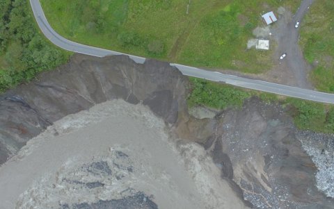 La imagen aérea muestra el tramo de la carretera que se derrumbó, en el sector conocido como San Rafael.