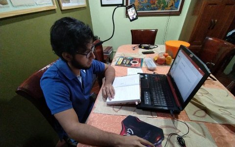 Hay estudiantes que plantean que el examen virtual rompe la igualdad de los alumnos, pues no todos en casa tienen equipos 100% funcionales, buena señal de internet o un entorno adecuado y tranquilo.