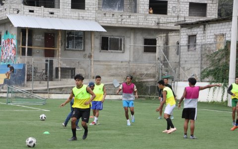 Los entrenamientos son realizados en la cancha de césped sintético de la comuna.