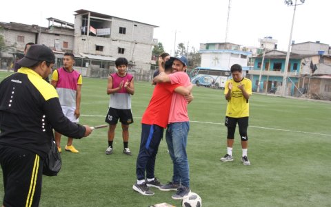Felipe Viard, entrenador, recibe el abrazo de uno de sus colaboradores el día de su cumpleaños.