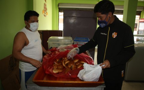 Tomy Reyes, guardameta del Sporting Club Ecuador, labora en una panadería.