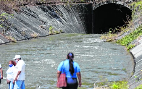 El canal de la muerte no tiene vallas de seguridad ni señales.