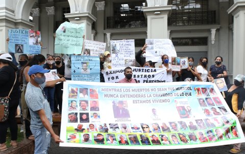 Los familiares exigen el reconocimiento de algunos cadáveres que aún están en Criminalística.