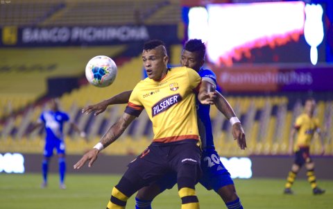 Jonathan Álvez, delantero de Barcelona, es marcado por Jackson Rodríguez, defensa de Emelec, en el último Clásico jugado en el estadio Monumental.