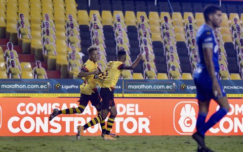 Fidel Martínez (c), delantero de Barcelona, celebra el tanto que significó el empate frente al Bombillo.