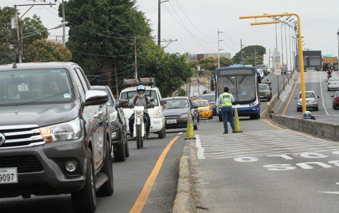 Panorama. Durante cada 15 minutos llegaba los articulados a las paradas de la avenida Carlos Julio Arosemena.