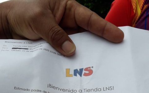La Lista. Como prueba de que les están exigiendo comprar libros, los padres mostraron estos papeles.