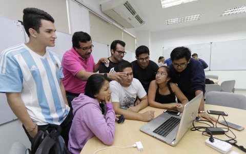 Florencio Pinela buscaba que los alumnos adquirieran un nuevo conocimiento o habilidad, a través de su propio esfuerzo y del trabajo colaborativo, en un procesodonde el profesor solo es un guía.