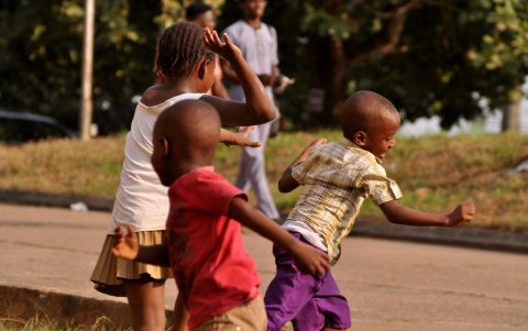 El juego y ejercicio ayuda a mejorar el rendimiento y comportamiento.