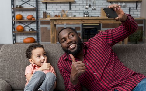 Los pensamientos positivos y felices estimulan el crecimiento de conexiones nerviosas.