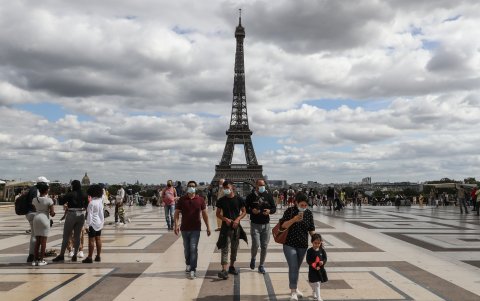 PARIS. Se ha vuelto una obligación en la nueva modalidad que impuso la pandemia, el uso de las mascarillas. Hay hasta multas a quién no las lleve en espacios públicos.
