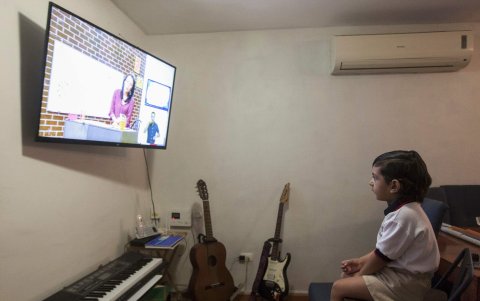 MONTERREY. Un niño asiste a clase, con una profesora que cada día se conecta a una pantalla. Así se desarrolla la educación en la mayoría de países, tras la emergencia sanitaria mundial.