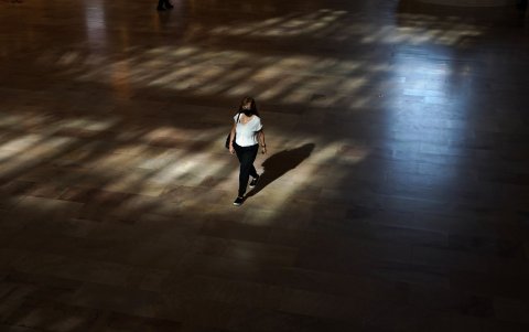 NEW YORK. Un viajero camina por la explanada principal de la terminal ferroviaria. En estos días aún luce vacía. Un central que a diario, antes de la pandemia, recibía a miles de pasajeros.