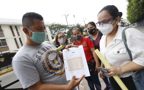 Los padres del Colegio Cristóbal Colón muestran la lista de libros que le exigen a sus hijos.