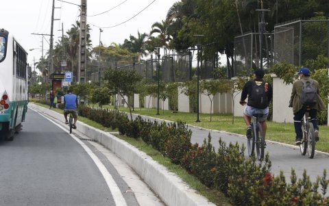 Llamado. En la ruta también es posible ver a ciclistas que no utilizan la ciclovía para desplazarse.