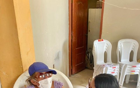 Como parte de la iniciativa, Lazos Solidarios Ecuador, lleva ropa y alimentos a las personas de la tercera edad.