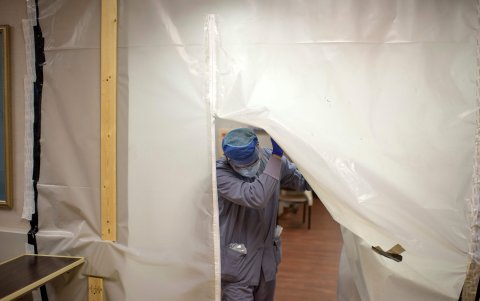 TEXAS. Un trabajador de la salud camina a través de un área sellada para pacientes de Covid en la sala de emergencias del Oakbend Medical Center en Richmond.