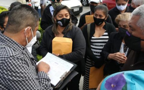 Varias familias se hicieron presentes en la morgue policial para retirar los restos de sus allegados.