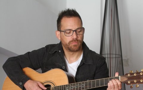 Campaña. Si lleva la guitarra, Juan Fernando Velasco será un éxito.