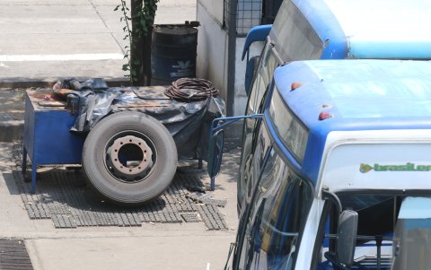 Crisis. Uno de los buses, despiezado para servir como repuesto.