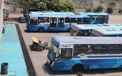 Inventario. Partes de articulados, arrumadas en el patio.