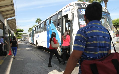 Servicio. Los usuarios deben tomar varios buses para llegar a su destino.