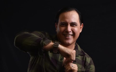 Ricardo Briones caracterizó al profesor Antonio Rendón.