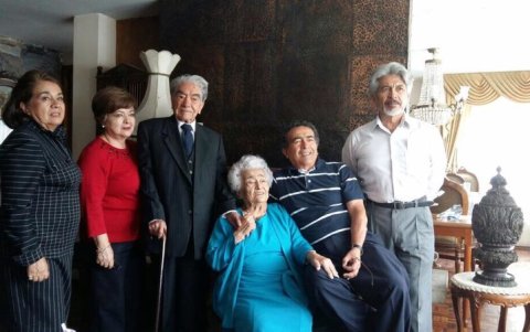 QUITO. Julio y Waldramina, en una gran foto familiar.