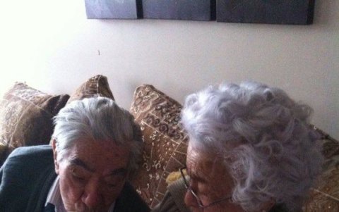 QUITO. La pareja de esposos quiteños, abrazan a uno de sus tataranietos, en estos días de confinamiento por la COVID-19.