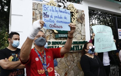 Loas padres muestran carteles con mensajes alusivos a su protesta.