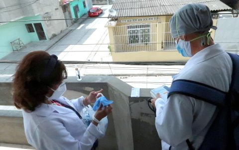 Los médicos en el proceso de realización de una prueba de COVID-19.