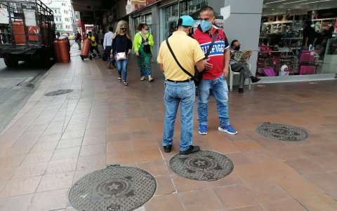 En la avenida 9 de Octubre y Baquerizo Moreno se ve la baldosa dañada.