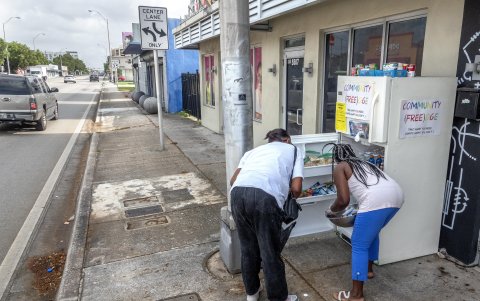 MIAMI. Dos personas se acercan hasta una de las neveras surtidas.