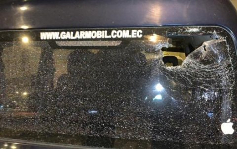 Así quedó el vehículo que fue atacado por los dos 'limpiavidrios'.