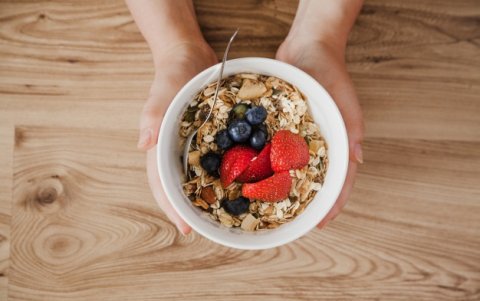 Una correcta alimentación basada en el consumo de fibra es parte del tratamiento.