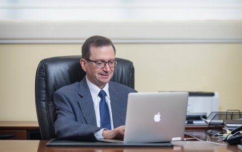 Santiago Acosta es el rector de la Universidad Técnica Particular de Loja. Antes fue director académico y vicerrector académico de la institución.