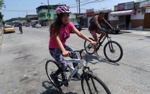 Vestimenta. Usar ropa de colores llamativos, como la joven de la imagen, permite que el resto pueda divisarlos.