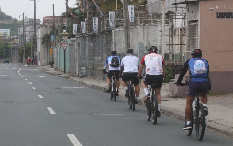 Hecho. Los ciclistas y expertos en movilidad hacen énfasis en la distancia que debe haber entre los biciusarios para evitar incidentes.