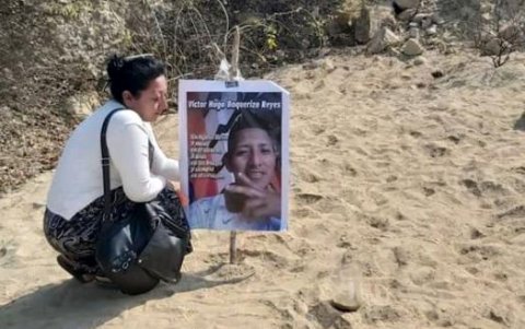 Cecilia clavó un cartel en el sitio donde se halló una parte del cuerpo.