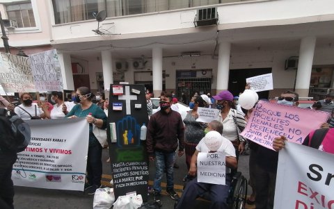 Concentración. Los pacientes llevaron su manifiesto a la Gobernación del Guayas.