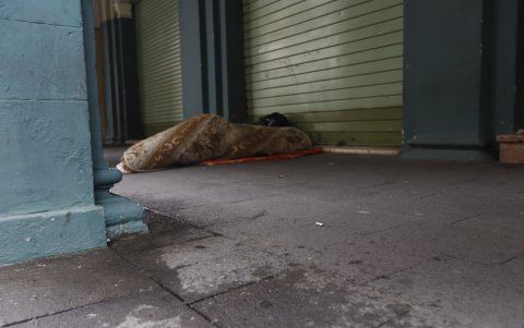 Los postes de los edificios del centro de Guayaquil son el baño público de los indigentes.