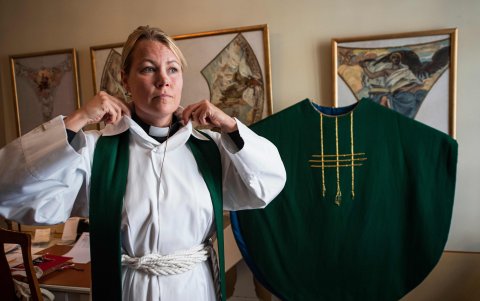 ESTOCOLMO. Sandra Signarsdotter se viste. Está a punto de ofrecer su servicio el pasado domingo. Ella es la sacerdote.