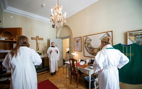 ESTOCOLMO. Sandra Signarsdotter (derecha) y la estudiante de sacerdote Julia Svensson están casi listas para oficiar la misa. Esta escena sucedió el pasado domingo.