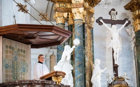 ESTOCOLMO. La estudiante sacerdotal Julia Svensson habla durante el servicio dominical desde el ambón de la iglesia Gustaf Vasa.