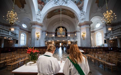 ESTOCOLMO. Sandra Signarsdotter e Ingrid El Qortobi oficial la misa ante una iglesia casi vacía por la pandemia.