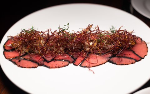 Carpaccio de atún ahumado.