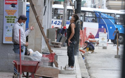 Un grupo de albañiles labora en una calle del centro de Guayaquil protegidos con mascarillas, como parte de las medidas para evitar contagios de Covid-19 en el trabajo.