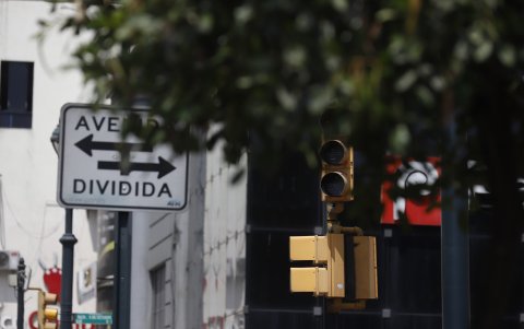 Confusión. La dificultad para distinguir los rótulos ha dado cabida a accidentes y multas de tránsito.